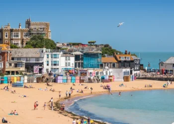 Πάνω από 60 μέρη σε όλο τον κόσμο βάζουν φόρους στους τουρίστες – Πώς ξοδεύονται τα χρήματα που συγκεντρώνονται