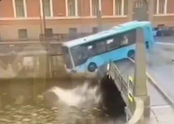 Θρίλερ στην Αγία Πετρούπολη – Λεωφορείο με 20 επιβάτες «βούτηξε» σε ποτάμι, τουλάχιστον 4 νεκροί – Δείτε σε βίντεο την πτώση