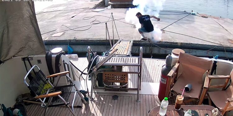 Bόλος: Πυροσβεστήρας σκάει στα χέρια νεαρού και τον… πετάει στη θάλασσα