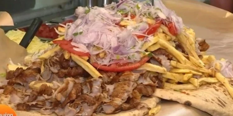 Νέο Ηράκλειο: Σουβλατζίδικο φτιάχει πιτόγυρο γίγας και δίνει δώρο ένα iPhone 15 σε όποιον το «καταφέρει»