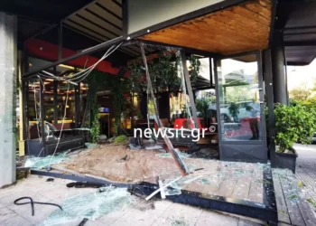 Λεωφόρος Συγγρού: Αυτοκίνητο έπεσε σε καφετέρια και την ισοπέδωσε (Εικόνες)