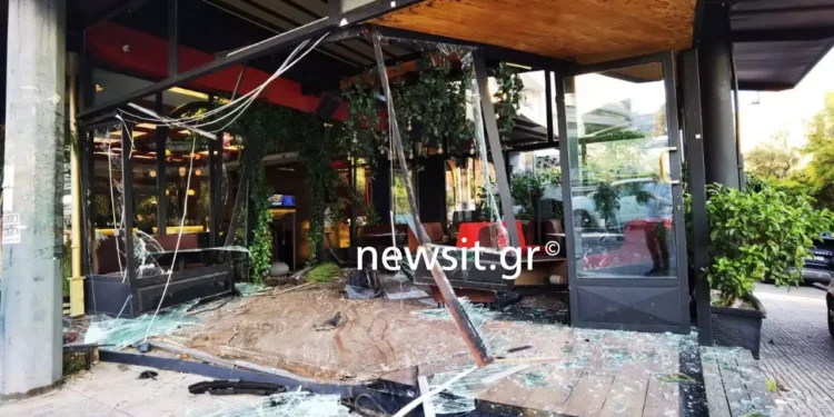 Λεωφόρος Συγγρού: Αυτοκίνητο έπεσε σε καφετέρια και την ισοπέδωσε (Εικόνες)