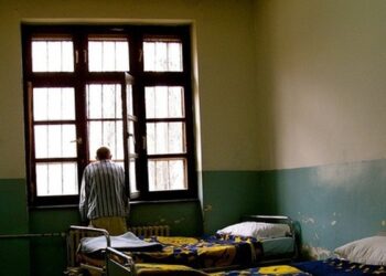 Νέο ευρω-ράπισμα στα Σκόπια: Αλυσοδένουν τους ασθενείς στα ψυχιατρεία, βασανίζουν τους κρατούμενους