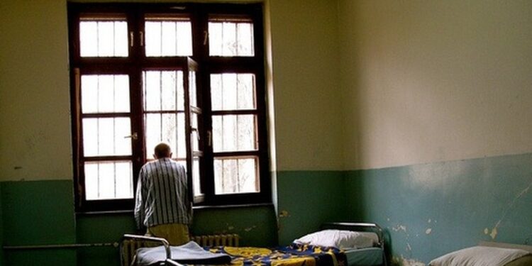 Νέο ευρω-ράπισμα στα Σκόπια: Αλυσοδένουν τους ασθενείς στα ψυχιατρεία, βασανίζουν τους κρατούμενους