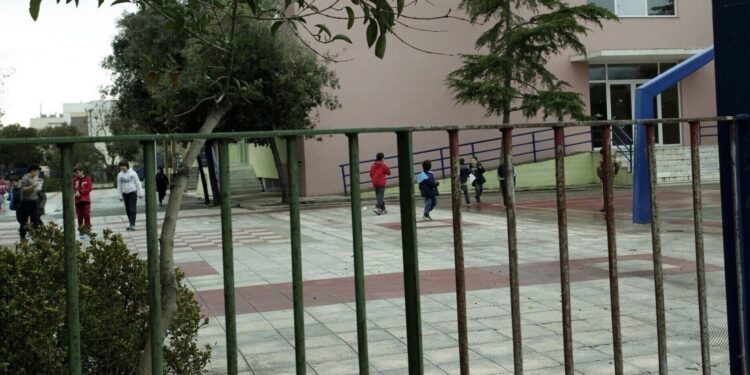 Πότε κλείνουν τα σχολεία για καλοκαίρι – Πότε ξεκινούν οι Πανελλήνιες εξετάσεις