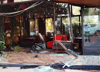 Υπό την επήρεια αλκοόλ ο οδηγός που έπεσε σε τζαμαρία καφετέριας στη Συγγρού