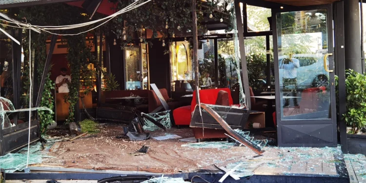 Υπό την επήρεια αλκοόλ ο οδηγός που έπεσε σε τζαμαρία καφετέριας στη Συγγρού