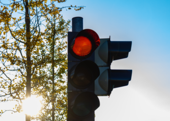 Βουλιαγμένη: Πρόστιμο 21.140 ευρώ σε οδηγό μηχανής που πέρασε 12 κόκκινα φανάρια