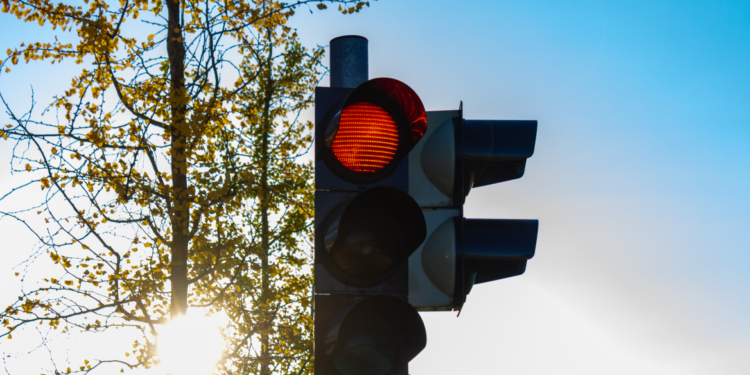 Βουλιαγμένη: Πρόστιμο 21.140 ευρώ σε οδηγό μηχανής που πέρασε 12 κόκκινα φανάρια