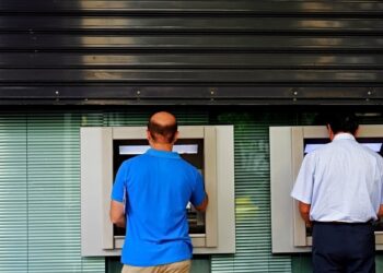 Πρωτομαγιά: Πώς λειτουργούν οι τράπεζες – Κατεβάζουν ρολά – «Παγώνουν» οι συναλλαγές για 6 μέρες