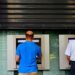 Πρωτομαγιά: Πώς λειτουργούν οι τράπεζες – Κατεβάζουν ρολά – «Παγώνουν» οι συναλλαγές για 6 μέρες