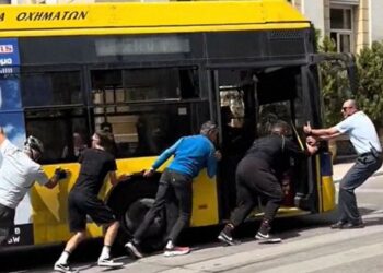 Ποδηλατικός Γύρος: Τρόλεϊ έμεινε πάνω στη Συγγρού και το έσπρωχναν για να συνεχιστεί ο αγώνας – Δείτε βίντεο
