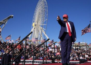 Tραμπ: Προηγείται σχεδόν σε όλες τις αμφίρροπες πολιτείες – «Καλπάζει» με σταθερό προβάδισμα