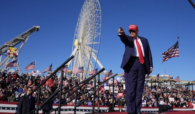 Tραμπ: Προηγείται σχεδόν σε όλες τις αμφίρροπες πολιτείες – «Καλπάζει» με σταθερό προβάδισμα