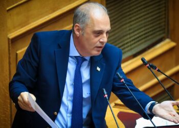 Βελόπουλος: Έσκισε στη Βουλή τη Συμφωνία των Πρεσπών
