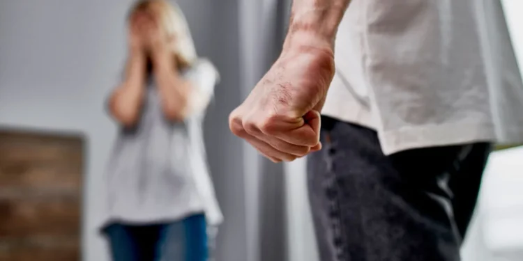 Θεσσαλονίκη: 28χρονη κρεμάστηκε από το μπαλκόνι για να γλιτώσει από τον σύντροφό της