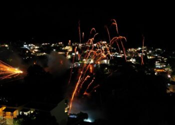 Χίος: Χιλιάδες ρουκέτες έκαναν τη νύχτα… μέρα στο Βροντάδο – Αυξημένα μέτρα ασφαλείας