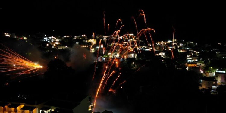 Χίος: Χιλιάδες ρουκέτες έκαναν τη νύχτα… μέρα στο Βροντάδο – Αυξημένα μέτρα ασφαλείας