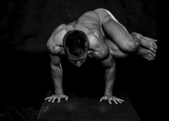 Τι είναι η γυμνή γιόγκα και γιατί και η Ευρώπη έχει τρελαθεί μαζί της;