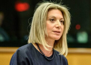 Μαρία Καρυστιανού: «Είναι δυνατόν να μιλά για θεωρίες συνομωσίας;»