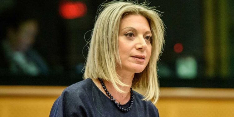 Μαρία Καρυστιανού: «Είναι δυνατόν να μιλά για θεωρίες συνομωσίας;»