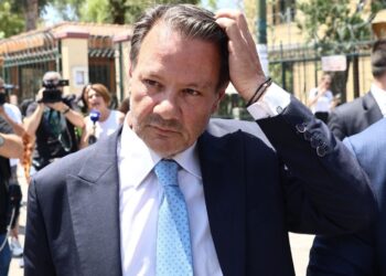 Πνιγμένος στα χρέη ο Απόστολος Λύτρας: Απλήρωτα 11 άτομα – Χρωστά και 2.000 ευρώ για το ενοίκιο