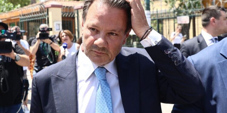 Πνιγμένος στα χρέη ο Απόστολος Λύτρας: Απλήρωτα 11 άτομα – Χρωστά και 2.000 ευρώ για το ενοίκιο