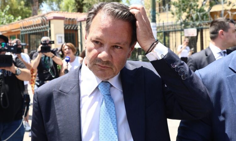 Πνιγμένος στα χρέη ο Απόστολος Λύτρας: Απλήρωτα 11 άτομα – Χρωστά και 2.000 ευρώ για το ενοίκιο