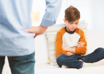 Παραδικαστικό κύκλωμα πίσω από την ψυχολόγο της ΕΛΑΣ που έδινε ψευδείς βεβαιώσεις για γονική μέριμνα – Θύματά της και μητέρες