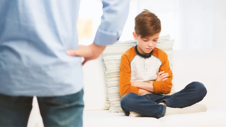 Παραδικαστικό κύκλωμα πίσω από την ψυχολόγο της ΕΛΑΣ που έδινε ψευδείς βεβαιώσεις για γονική μέριμνα – Θύματά της και μητέρες