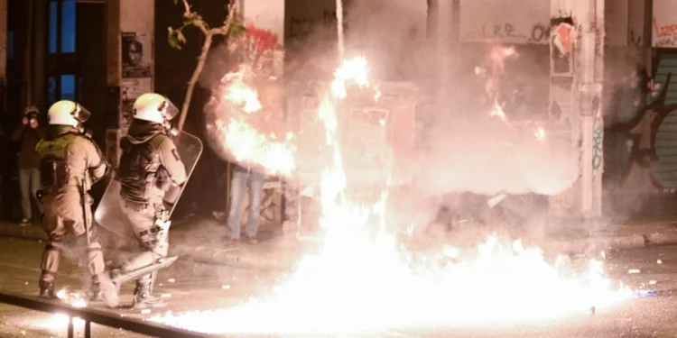 Εξάρχεια: Επεισόδια τα ξημερώματα στα Εξάρχεια – Τραυματίστηκαν τρεις αστυνομικοί και έγιναν 9 συλλήψεις