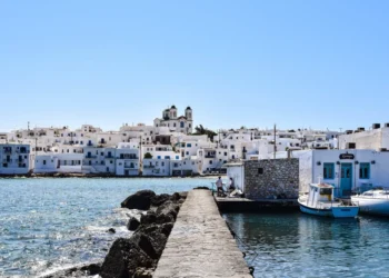 Πάρος: Αυτοκίνητο έπεσε στη θάλασσα, βγαίνοντας από ferry στο λιμάνι της Πούντας