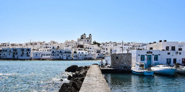 Πάρος: Αυτοκίνητο έπεσε στη θάλασσα, βγαίνοντας από ferry στο λιμάνι της Πούντας