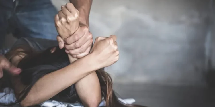 Τρίπολη: Άνδρας με τη βοήθεια του αδελφού του ξυλοκόπησε τη σύζυγό του και το 12χρονο παιδί του