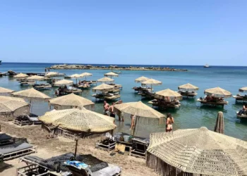 Παραβάσεις στις παραλίες: Έφοδος ισχυρών δυνάμεων της αστυνομίας στην Αγία Μαρίνα Ρόδου