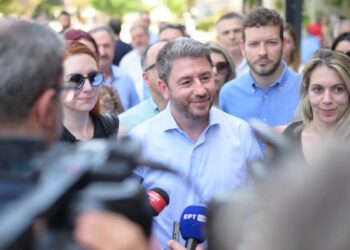 Ανδρουλάκης… Παντοκράτωρ, αγκαλιά με την δήμαρχο των Σερρών (Εικόνα)