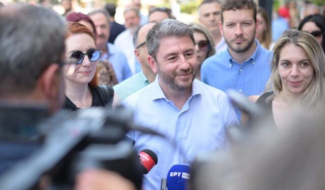 Ανδρουλάκης… Παντοκράτωρ, αγκαλιά με την δήμαρχο των Σερρών (Εικόνα)