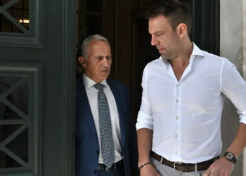 «Βόμβα» Αποστολάκη: «Ξέρετε κανένα κόμμα που να μην έχει μαύρα;» -Βέρτιγκο στον ΣΥΡΙΖΑ μετά την επίθεση Κασσελάκη σε Τσίπρα