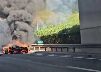 Supercar έγινε παρανάλωμα του πυρός στην Αττική Οδό – Δείτε βίντεο και φωτογραφίες