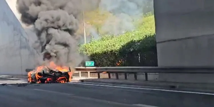 Supercar έγινε παρανάλωμα του πυρός στην Αττική Οδό – Δείτε βίντεο και φωτογραφίες