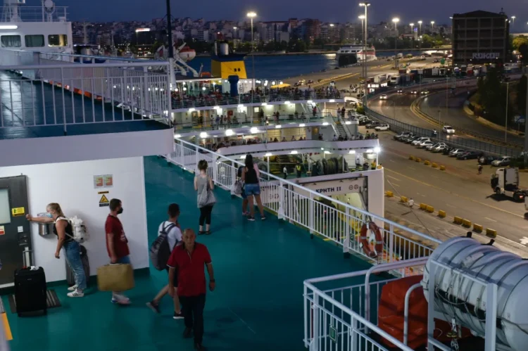 Ακριβό… σπορ τα ελληνικά νησιά: Ψηφίζουν εξωτερικό πολλοί Έλληνες, πιο φθηνό το Παρίσι από την Πάρο