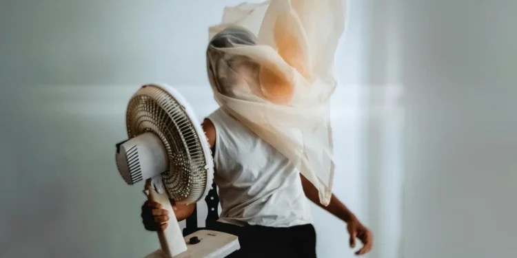 Το κόλπο με τον ανεμιστήρα που θα κάνει ψυγείο το δωμάτιό σου