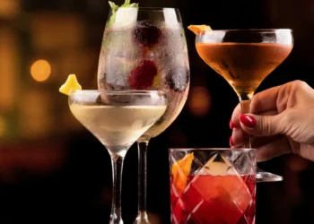 Μπάρμαν αποκαλύπτουν τα 10 ποτά που δεν πρέπει να παραγγέλνετε σε ένα γεμάτο μπαρ