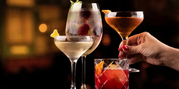 Μπάρμαν αποκαλύπτουν τα 10 ποτά που δεν πρέπει να παραγγέλνετε σε ένα γεμάτο μπαρ