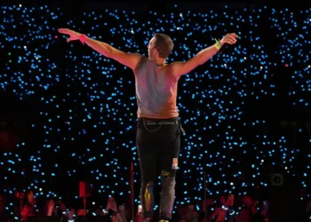 Όλοι οι δρόμοι οδηγούν στο ΟΑΚΑ: Απόψε η πρώτη sold out συναυλία των Coldplay – Οι απαγορεύσεις για τους θεατές