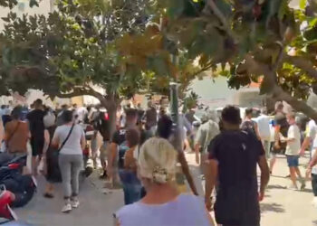 Δολοφονία 11χρονης: Επεισόδια έξω από τα δικαστήρια – Συγγενείς όρμηξαν στο περιπολικό που μετέφερε τον 37χρονο (Βίντεο)