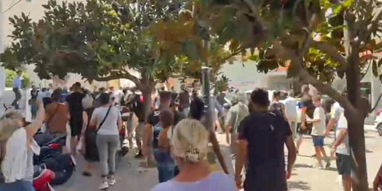 Δολοφονία 11χρονης: Επεισόδια έξω από τα δικαστήρια – Συγγενείς όρμηξαν στο περιπολικό που μετέφερε τον 37χρονο (Βίντεο)