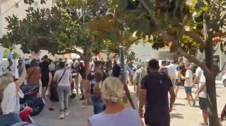 Δολοφονία 11χρονης: Επεισόδια έξω από τα δικαστήρια – Συγγενείς όρμηξαν στο περιπολικό που μετέφερε τον 37χρονο (Βίντεο)