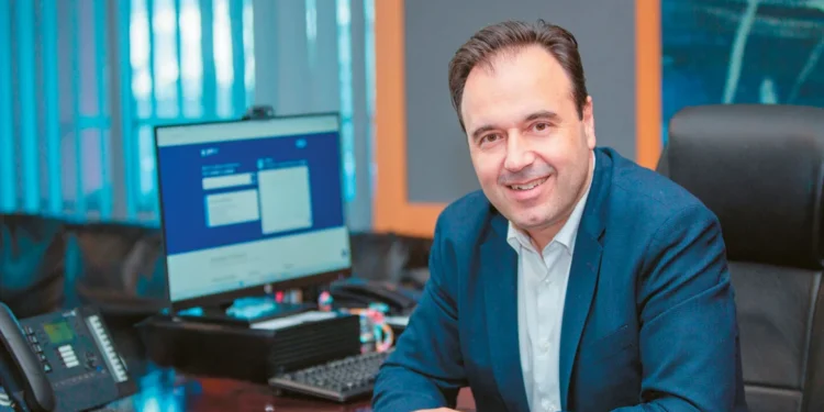 Eπενδύσεις για έργα τεχνητής νοημοσύνης στο Δημόσιο – Μέσα στο καλοκαίρι η κατάργηση πιστοποιητικών γέννησης