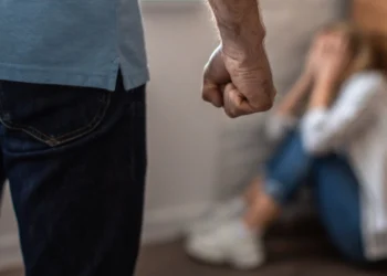 Panic button: 349 γυναίκες έκαναν χρήση, ανακοίνωσε η Ζαχαράκη – Συνολικά έχει χορηγηθεί σε 2.124 γυναίκες